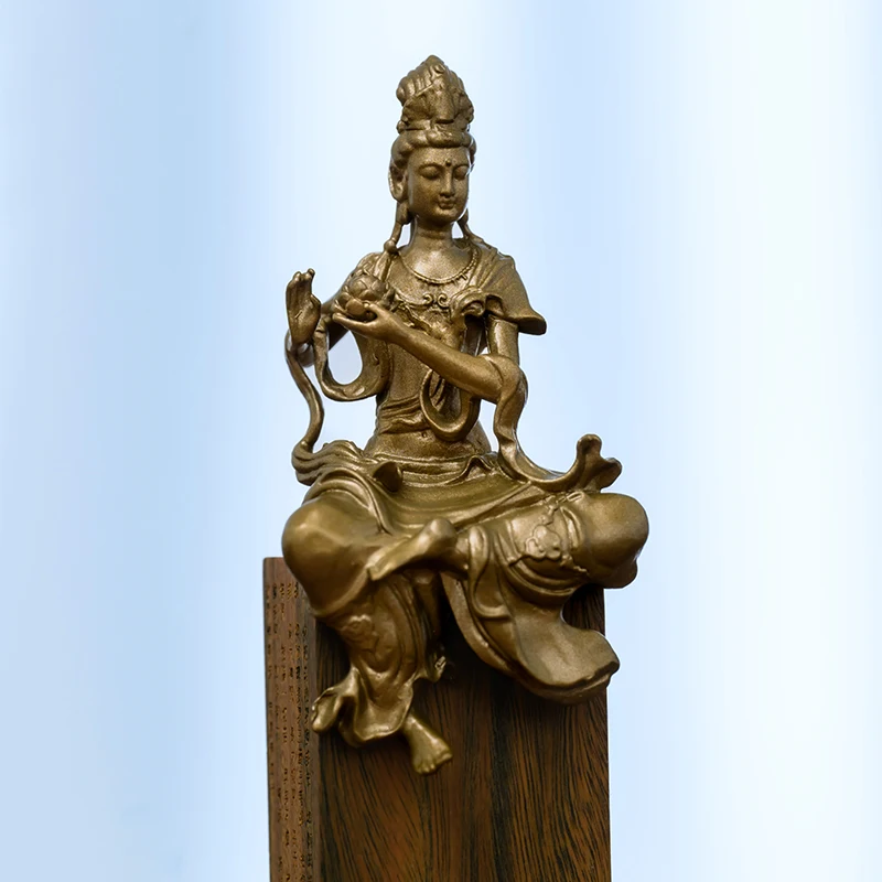 

Латунная статуя бодхисаттвы лотоса Гуаньинь в руках — символ чистоты и сострадания, идеально подходит для медитации, стола и духовного декора