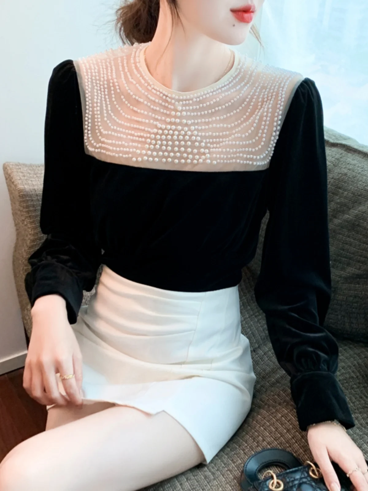 

Модная женская футболка с длинным рукавом из бархата, дизайнерская модель с жемчужным декором, осенняя новинка в европейском стиле