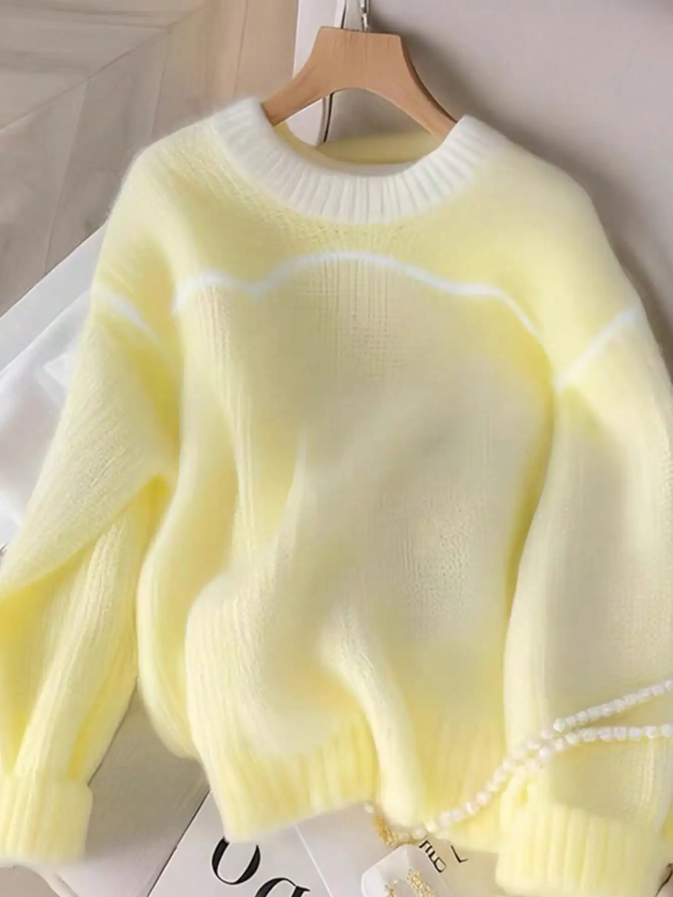 

Женский мягкий желтый вязаный свитер с жемчужной отделкой, свободного кроя для осени и зимы