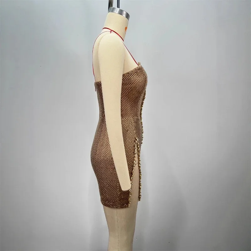 Sukienka na imprezę/bal, cekiny, krótka spódniczka, błyszczące złote kryształki, bez ramiączek, bez rękawów, prześwitująca siateczka, wysoki stan, obcisła.