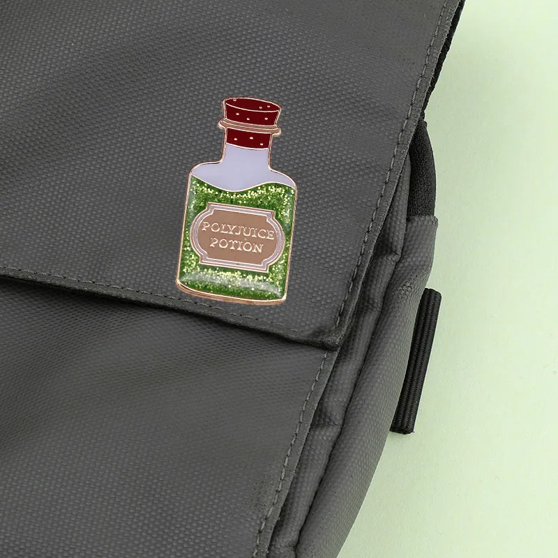 ماجيك مجمع حساء التحول شارة الماء السحرية الإبداعية بروش الأزياء والمجوهرات هدية الديكور على ظهره