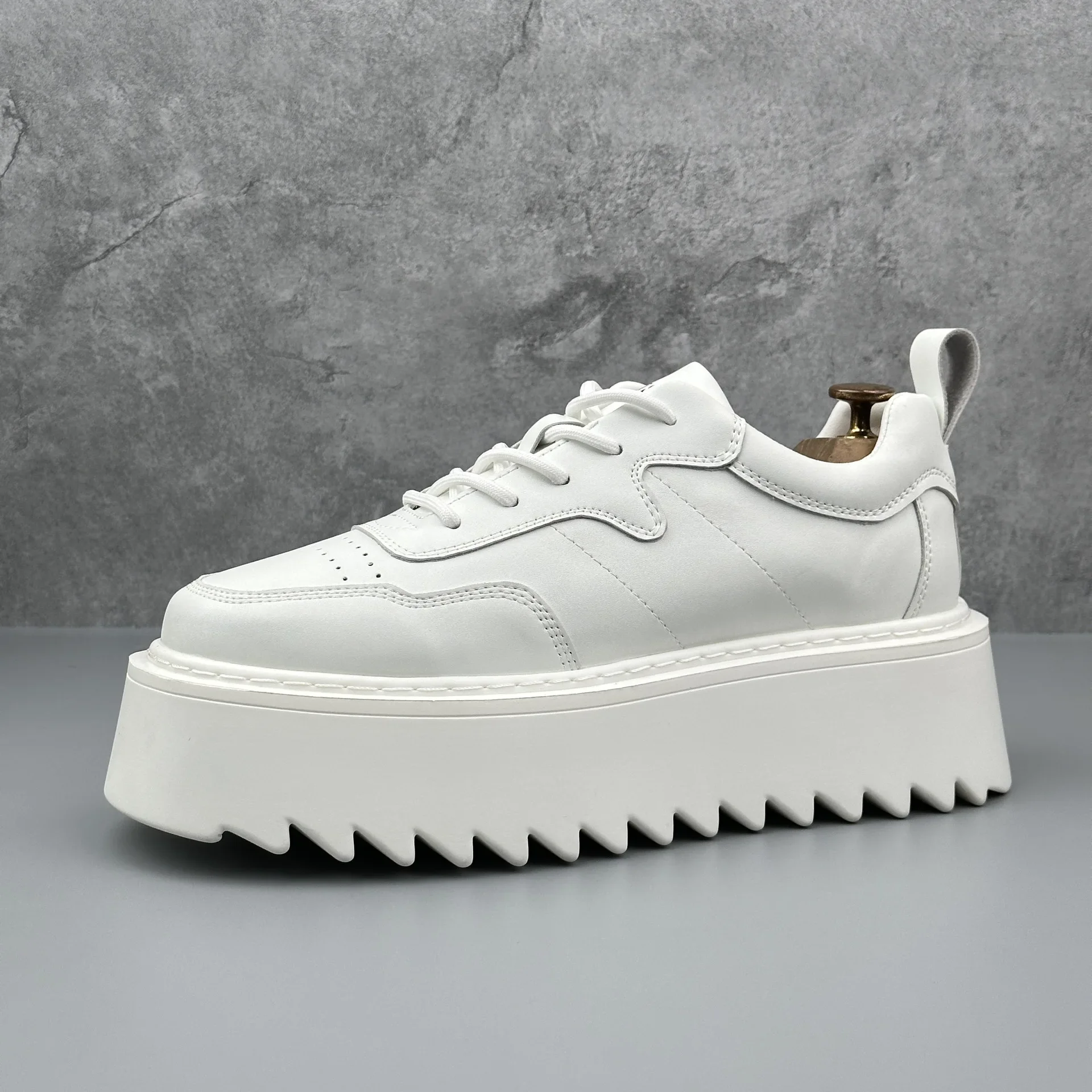 New High Quality Men\'s Shoes Thick soled Height Increasing Casual Skateboarding Shoes for Youth Outdoor Running Sports Shoes