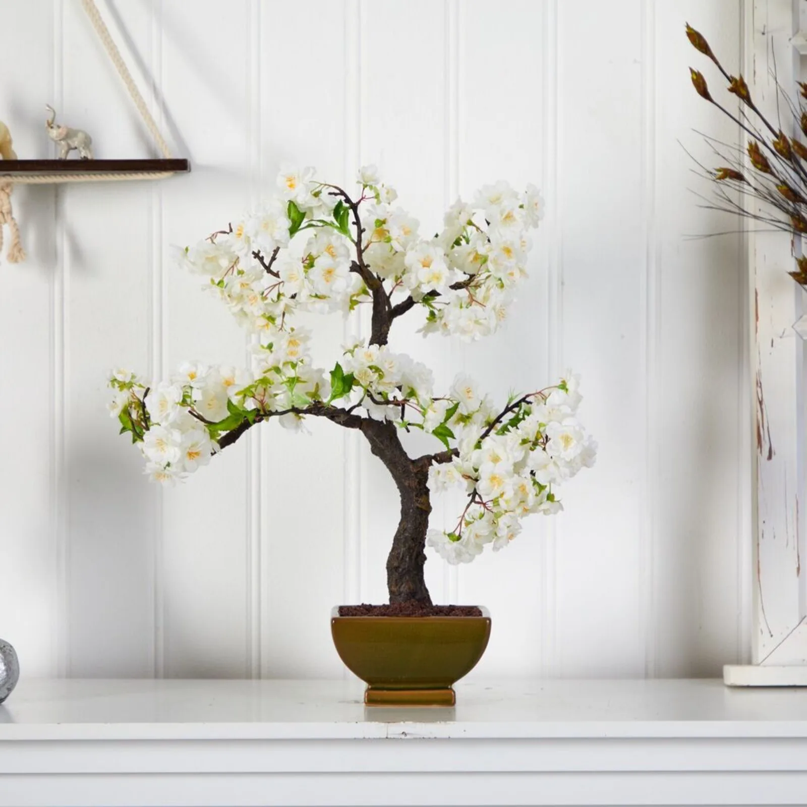 

US The 20-inch cherry blossom bonsai is decorated by hand in the home office.