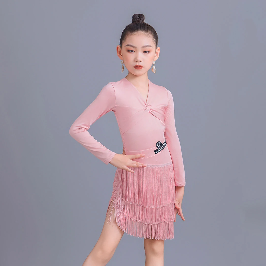 

Одежда для латинских танцев 2026 для девочек: высококачественный тренировочный костюм с длинными рукавами и юбкой с бахромой, артикул DQS20245