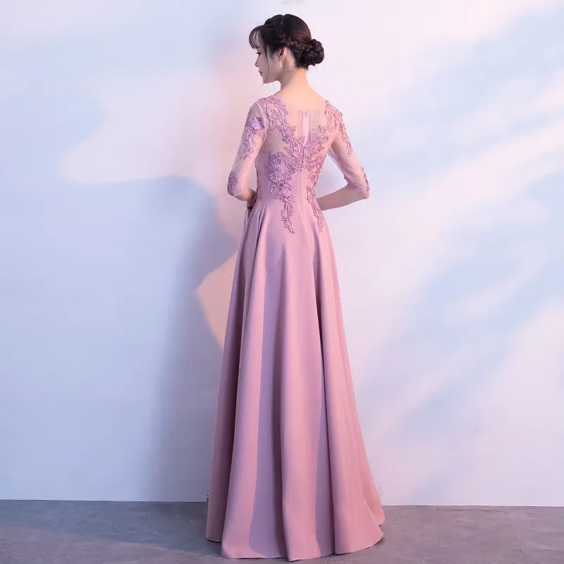 فستان كورال جديد لخريف 2025 للنساء بياقة على شكل v وأكمام طويلة أنيق طويل نمط الاجتماع السنوي فستان المضيف فستان خفيف أنيق