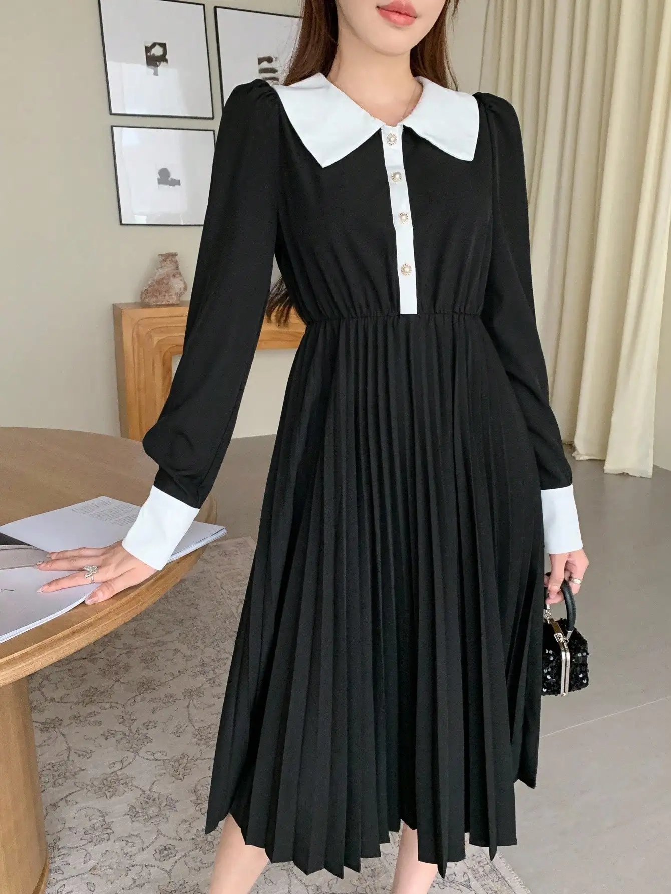 

Черно-белое контрастное плиссированное платье миди с воротником Питер Пэн для женщин: повседневное и элегантное