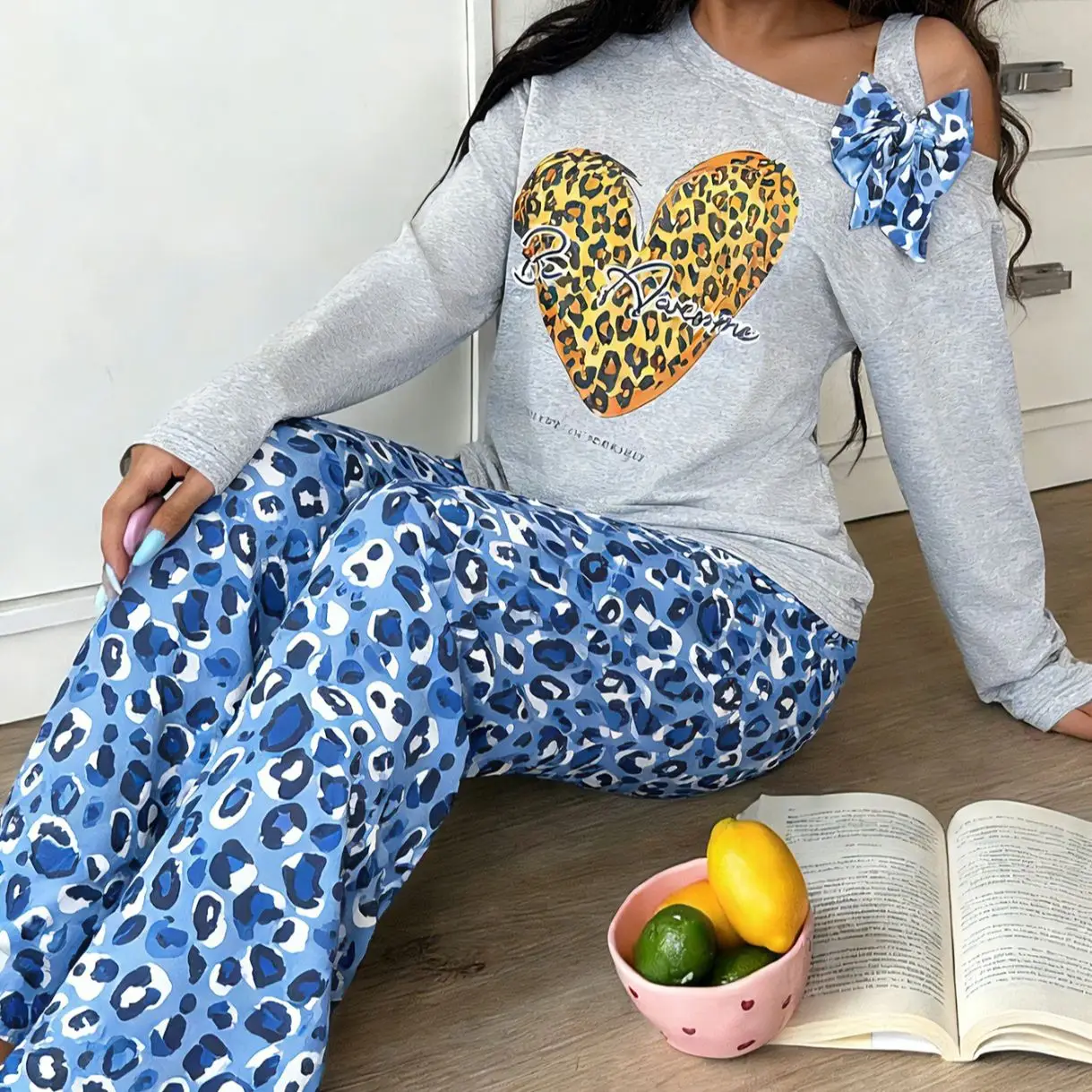 

Women's Pajama Loungewear Set, Bowknot Off-Shoulder Collar, Leopard Print Heart Letter Print, Long-Sleeved Top, Knitted Fabric, Long Pants, Comfortable for Spring, Autumn, and Winter, Can Be Worn Outside, Valentine's Day Casual 2-Piece Set