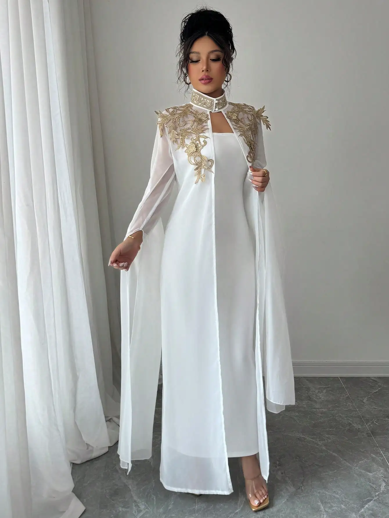 

Элегантное белое платье с длинными рукавами и золотой вышивкой, с накидкой-кейпом, для торжественных мероприятий