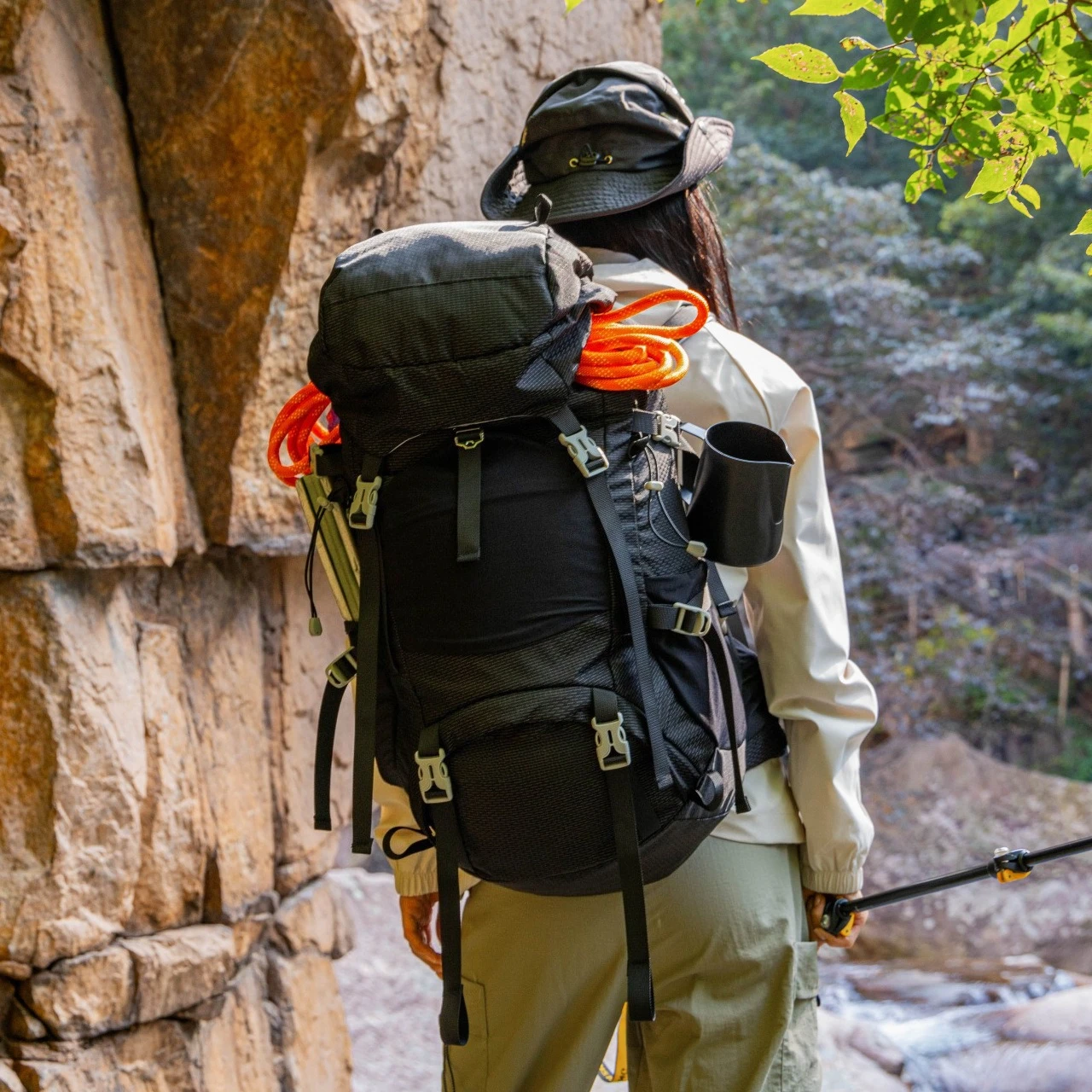 

Outdoor Backpack 40 Liters Outdoor Camping Hiking Bag Large Capacity Adjustable Shoulder Strap Hiking Camping Backpack