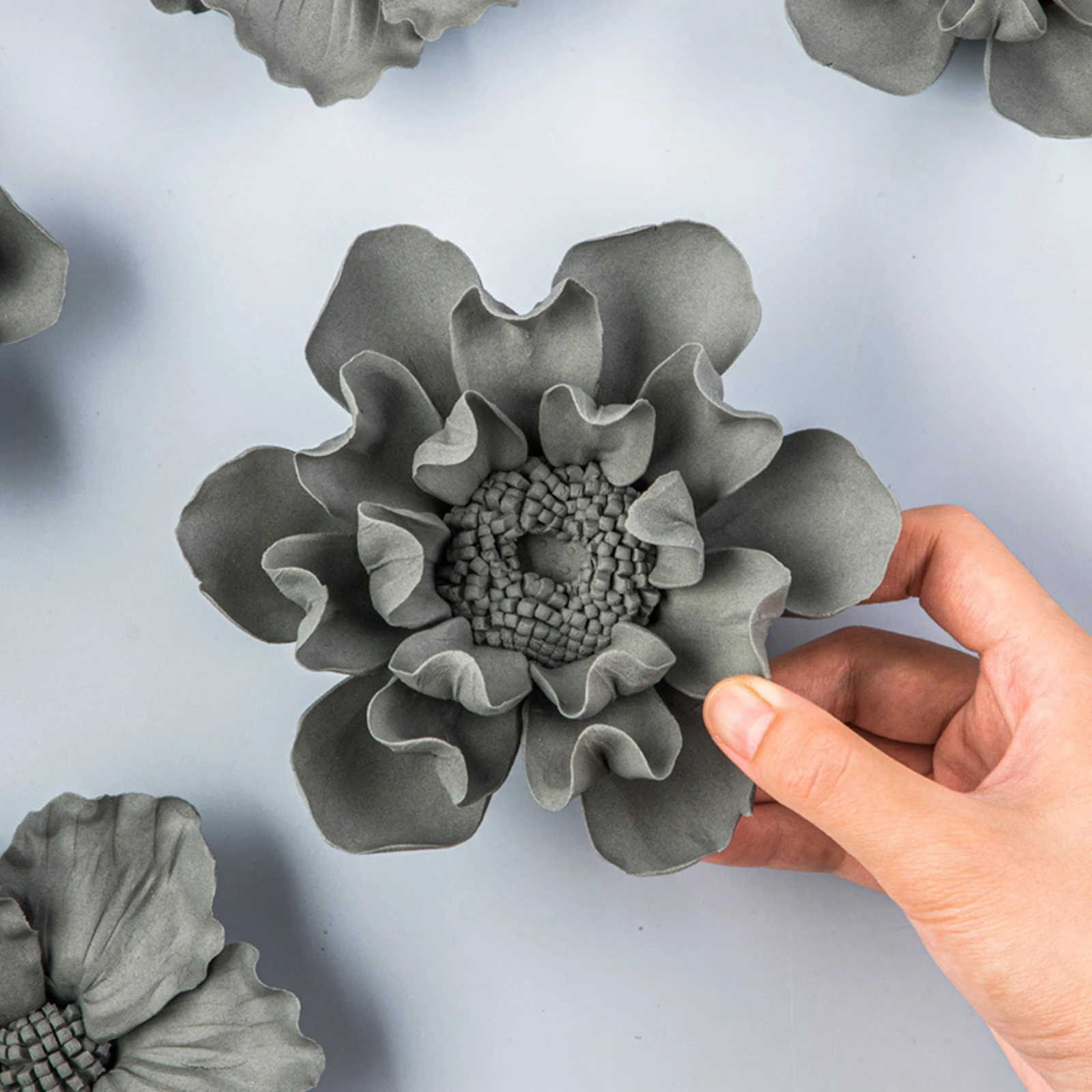 Appeso a parete 3D fiore di ceramica decorazione della parete fiore artificiale per la casa dell\'ufficio fiori di ceramica fatti a mano scultura