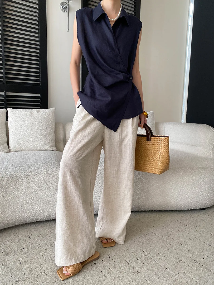 Sommerliches Damen-Freizeithemd in einfarbigem Design mit unregelmäßiger seitlicher Schnalle und umklappbarem Kragen, ärmellos – Detail 13