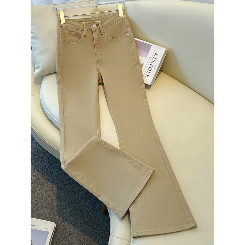 Calça Jeans Feminina Plus Size Cáqui Boca de Sino Cintura Alta Solta Efeito Emagrecedor Caimento Fluido Comprimento Longo Mod...