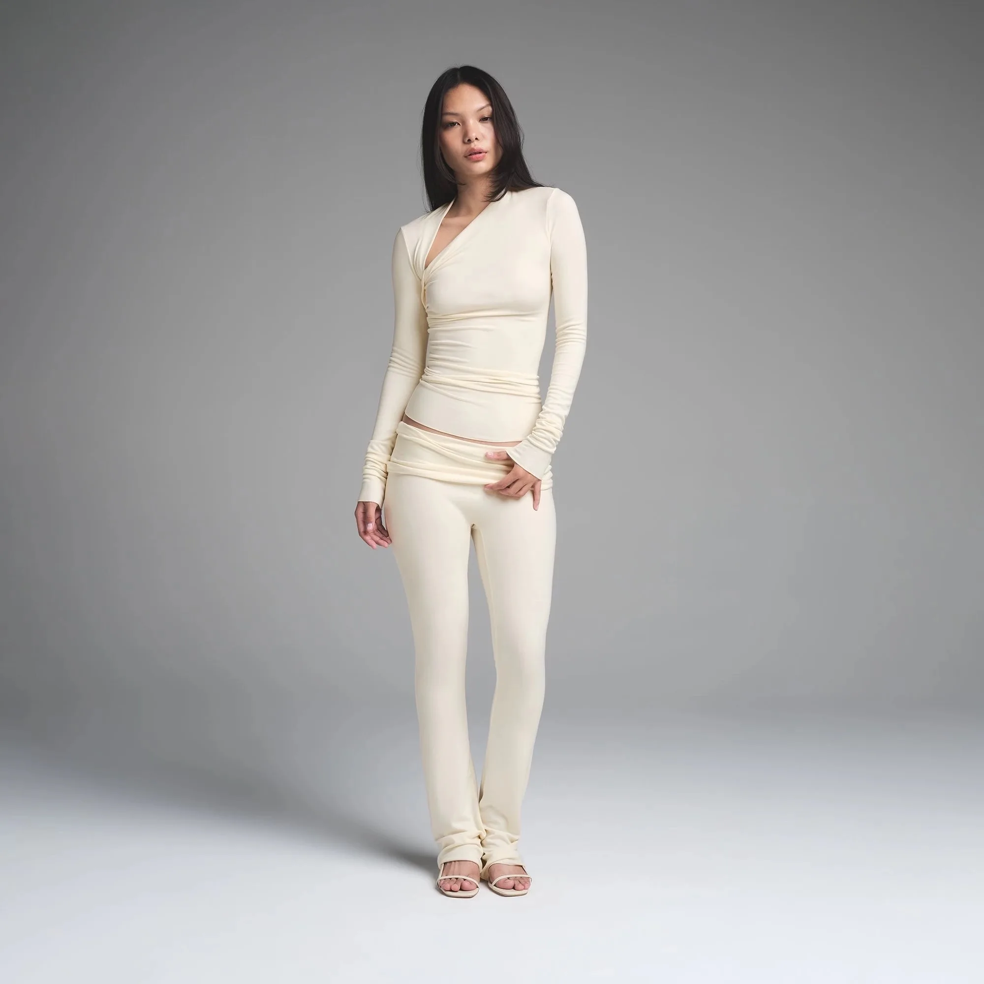 مجموعة تنورة بنطال علوي بأكمام طويلة وياقة مائلة غير متناظرة من سلسلة Kim Cloud Gentle