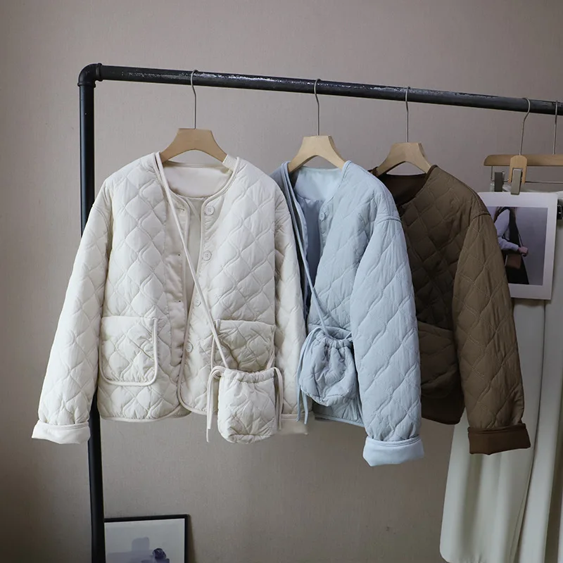 เสื้อแจ็คเก็ตผ้าฝ้ายน้ำหนักเบาสำหรับผู้หญิง สไตล์ใหม่ ฤดูใบไม้ร่วง ฤดูหนาว ดีไซน์กว้างแบบยุโรปและเกาหลี ทรงกระเป๋าห้อย  แบบเย็บติดกัน  ทันสมัย