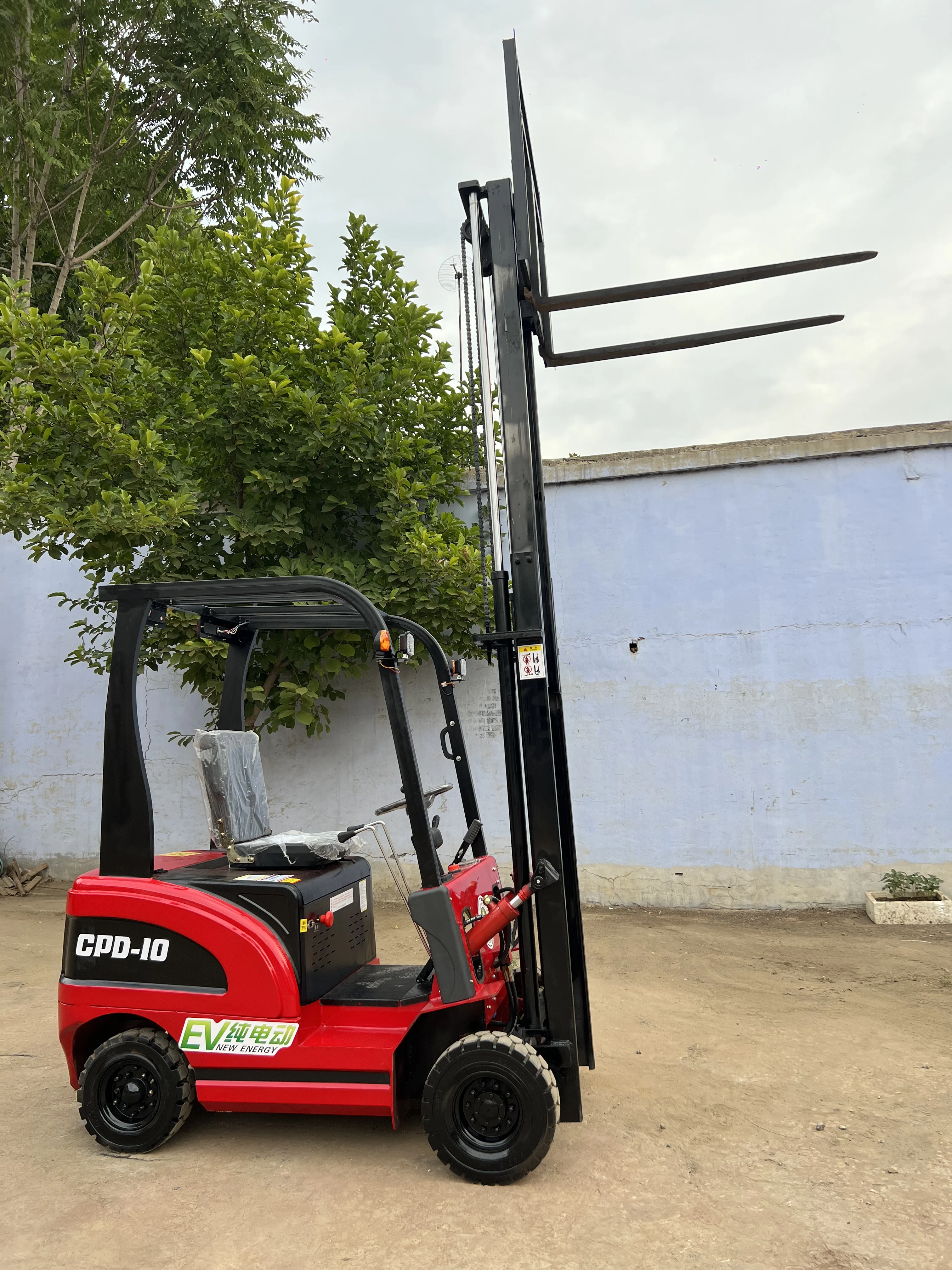 Electric Forklift with Li Ion Battery 3T Capacity 120km Working Distance Drive Rough Terrain
