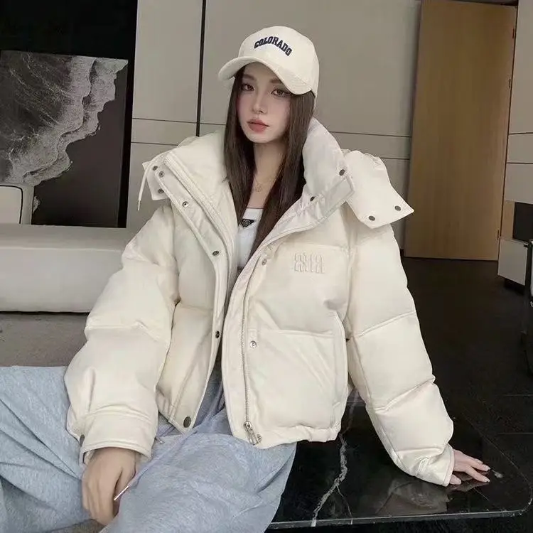 

Модное темпераментное короткое пуховое хлопковое пальто с капюшоном в европейском стиле для девочек, зимняя толстая теплая куртка для женщин, повседневная одежда