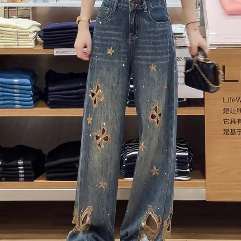 

Женские джинсы с высокой талией и широкими штанинами - с вышивкой и декором из страз