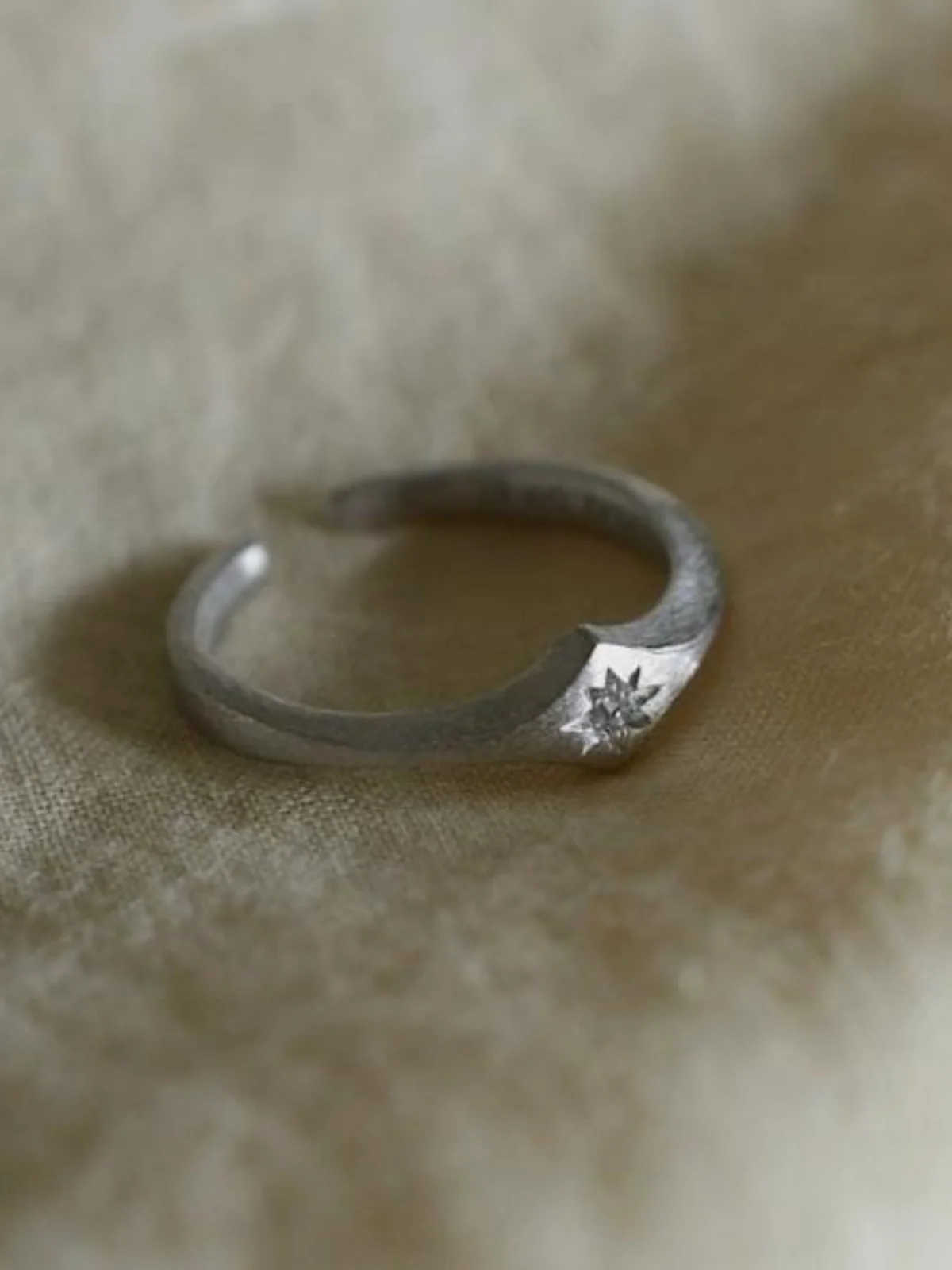 

Серебряное кольцо унисекс с суперблестящей текстурой, простой дизайн, парные кольца для мужчин и женщин, модные украшения в стиле Ins, чистое серебро с драгоценными камнями