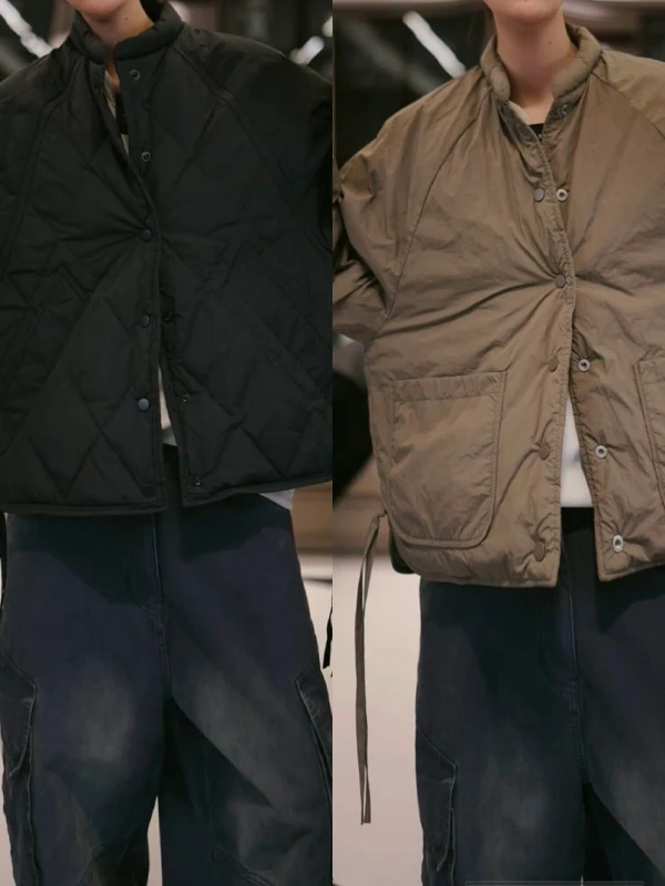 

Двусторонняя ветрозащитная и водонепроницаемая куртка-пуховик из 100% нейлона (сторона A - матовая, сторона B - японский пух Sle 90% белый)