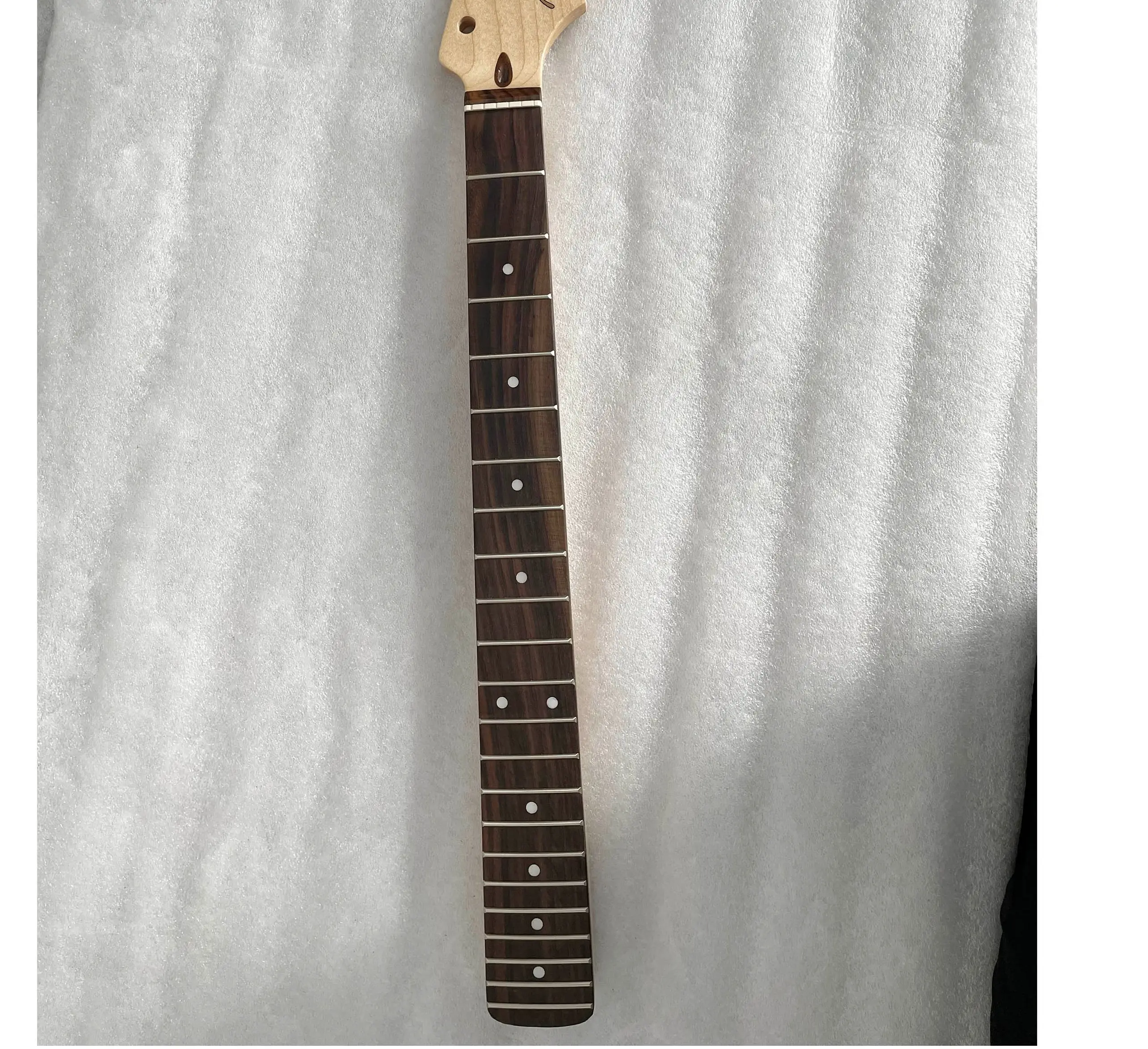 High Quality 22-Fret High Gloss Stra Electric Guitar Neck Finished Bright S T Canadian Maple Good Pattern Guitarra Handle