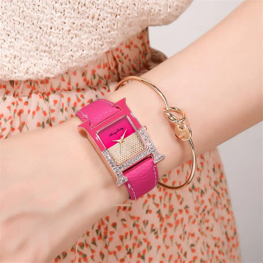 Jam Tangan Wanita Merek Mewah Kristal Modis dengan Berlian Jam Tangan Kuarsa Desain Berkualitas Tinggi Jam Hadiah Tali Kulit Putih Kasual