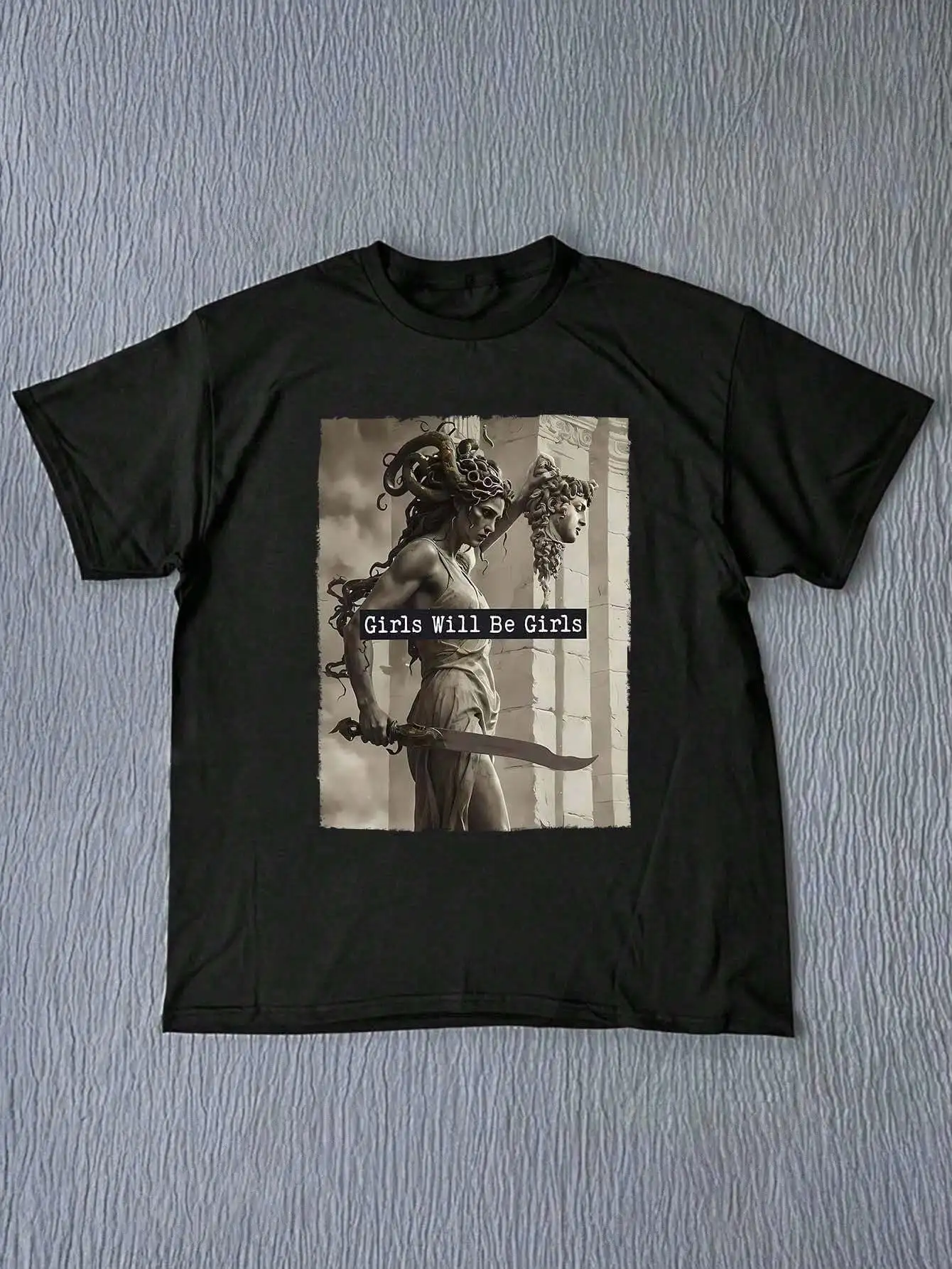 Koszulka z grafiką o tematyce mitologii dla dziewczyn puszystych, połączająca elegancję i modę, aby eksponować wyjątkową, artystyczną urokowość.