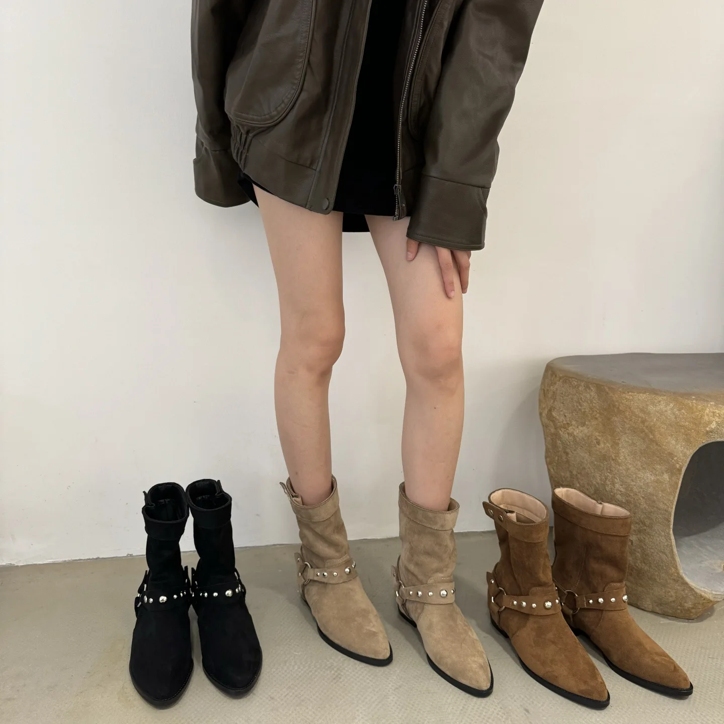 

Женские замшевые короткие сапоги с острым носком, женские ботинки в западном джинсовом стиле, декоративные ботинки с пряжкой на ремне, уличные женские ботинки на низком каблуке