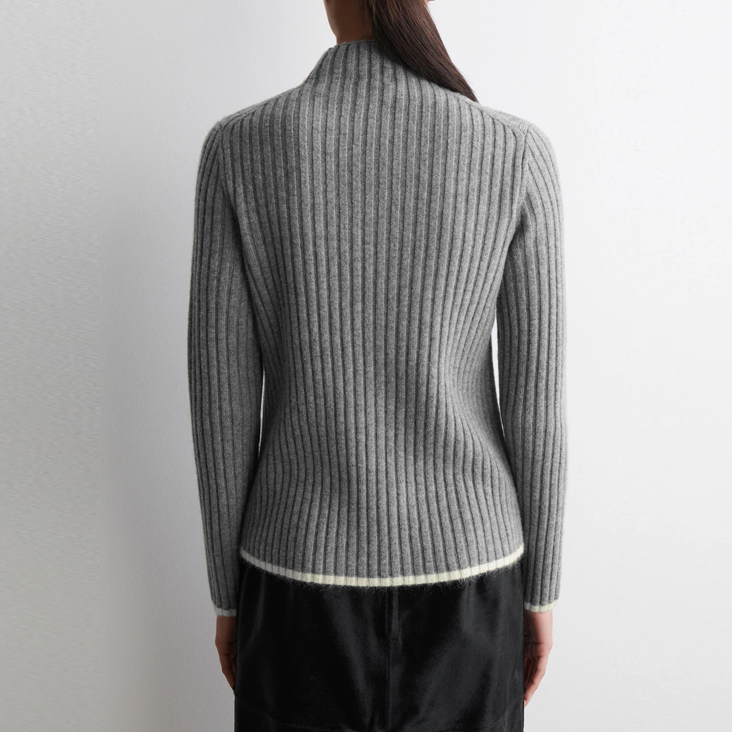 سترة نسائية محبوكة لخريف 2025 جديدة ذات ياقة مدخنة مضلعة قابلة للتنعيم بقصة ضيقة وتصميم مخطط طويل Sve Z