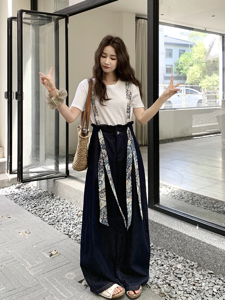 

White T-shirt unique and niche design denim overalls women's summer casual commute fashionable and high-end two-piece set