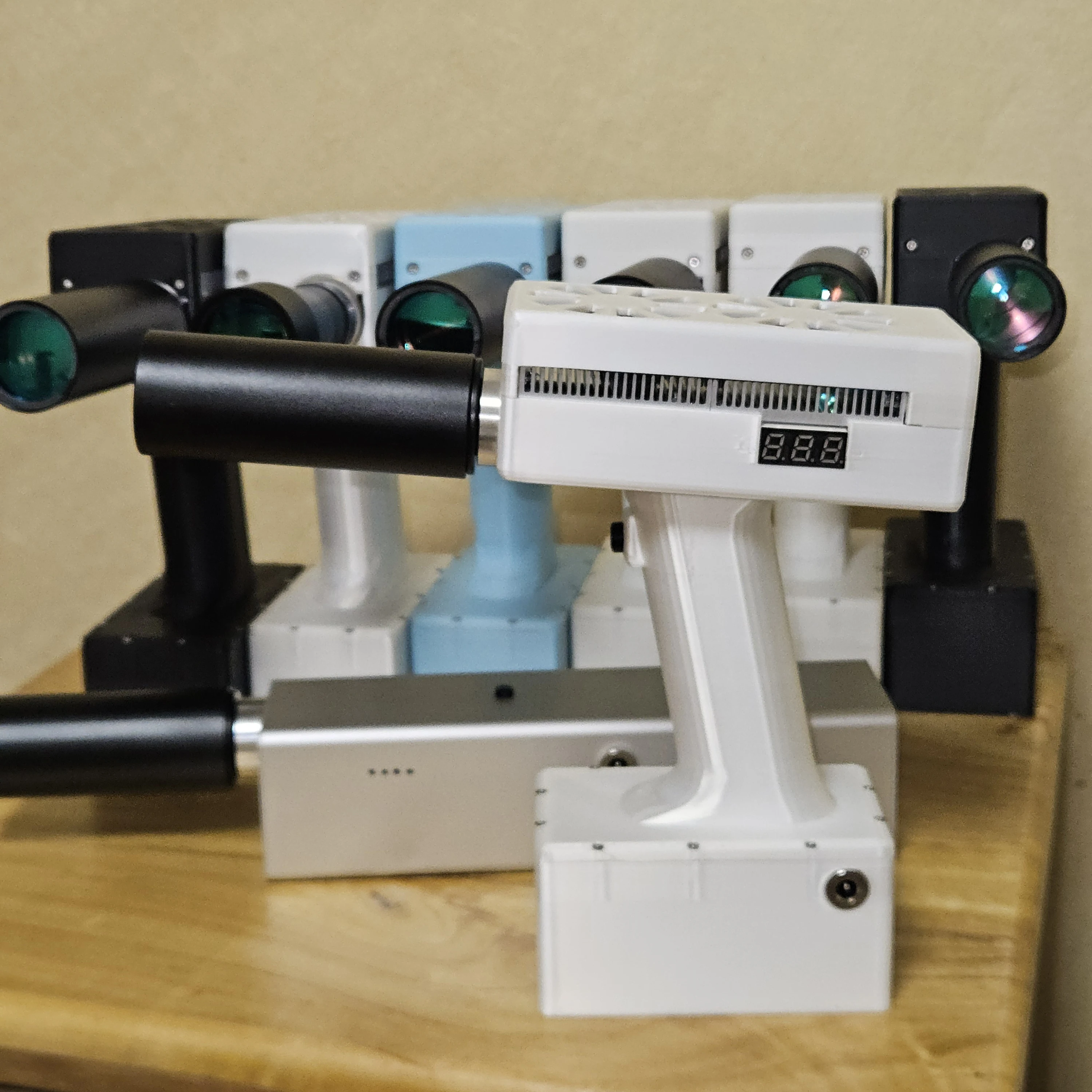 Fuente de bomba El encendedor láser de mano ayuda a limpiar los nidos y plagas de pájaros de panal 130W 260W 400W 500W