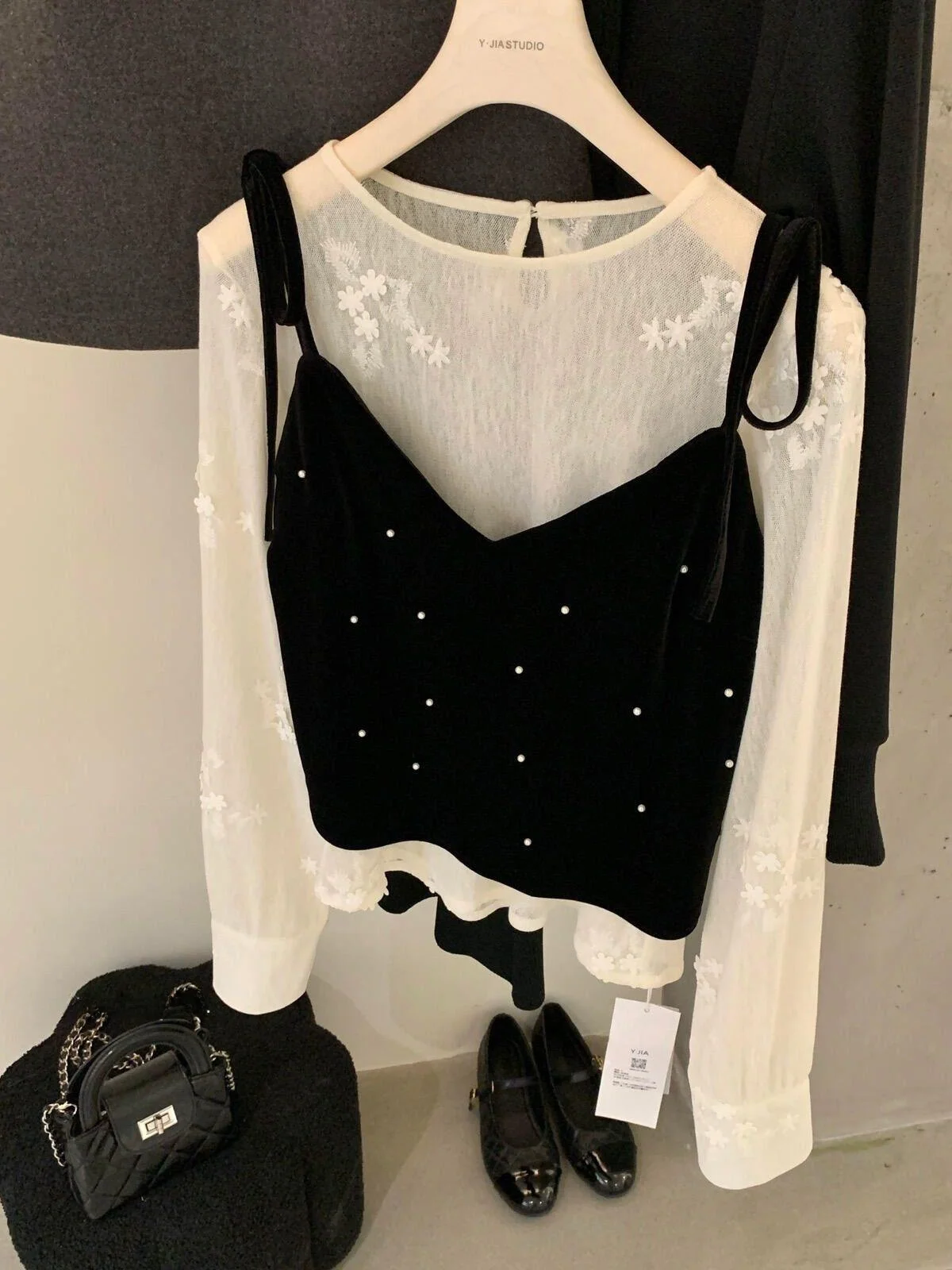 

Корейский стиль: вышитый кружевной топ с длинными рукавами, V-образным вырезом, вельветовый комплект с бретелями в горошек – модный женский ансамбль для весеннего повседневного образа