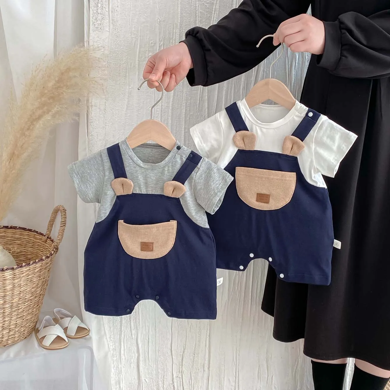 Mono bonito de dos piezas falso de manga corta para bebé de estilo coreano, mono fino de verano con tirantes de bolsillo súper lindo para bebé, muy adecuado