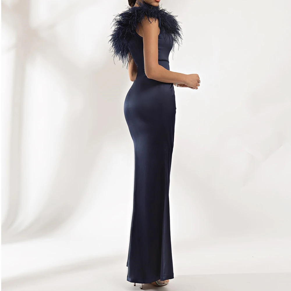 فستان سهرة بحورية البحر من الساتان بكتف واحد وريش بدون أكمام بطول الأرض فساتين حفلات عصرية في المملكة العربية السعودية