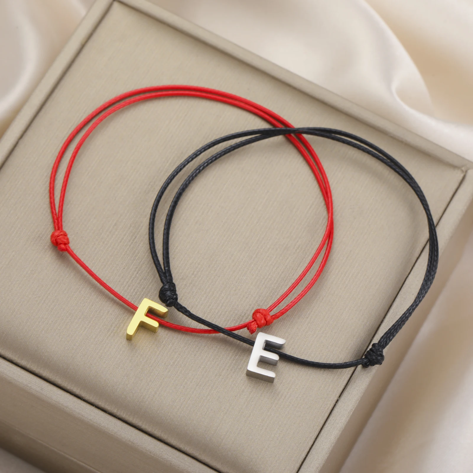 الفولاذ المقاوم للصدأ أساور الرسالة الأولية للنساء الرجال قابل للتعديل أحمر أسود الشمع حبل سوار زوجين الهدايا الأبجدية مجوهرات