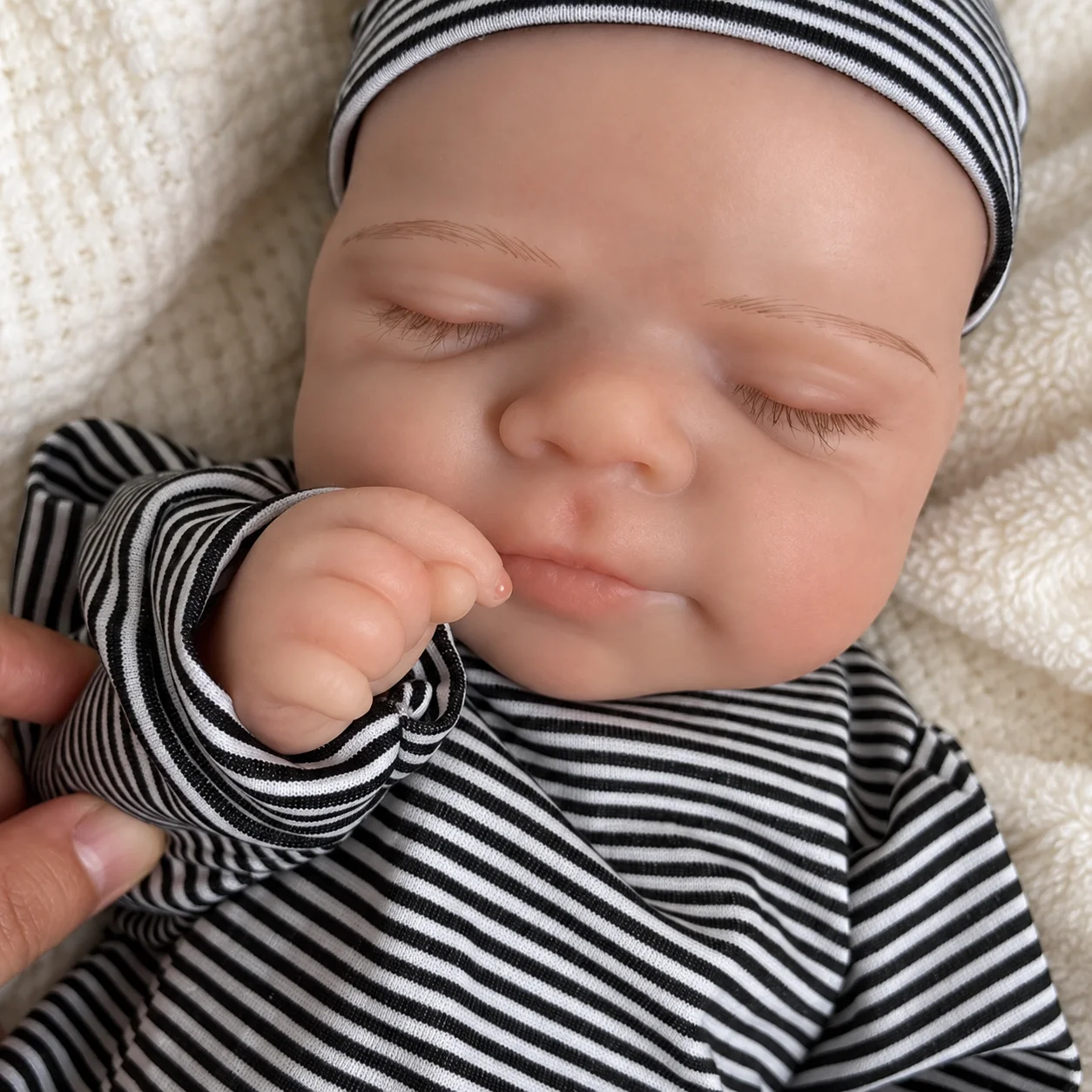 18'' 45CM Full Body Silicone Reborn Baby Doll Closed Eyes Sleepy Face Realistic Soft Touch Cuddly Easy Care Collectible view 5