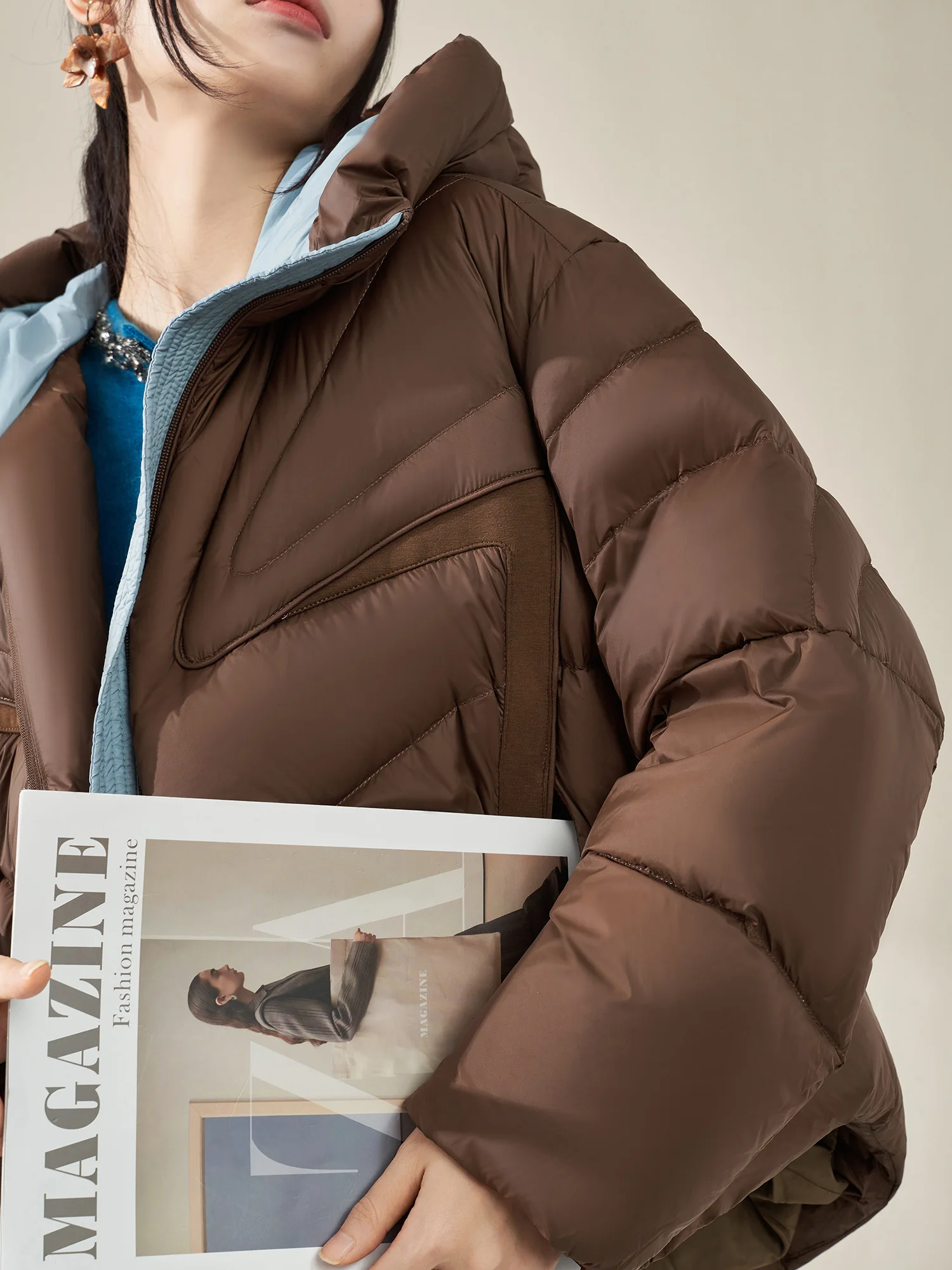 

Универсальный ретро-пуховик Ele: женское пальто с капюшоном, новинка зимы 2025 года, комфорт и тепло.