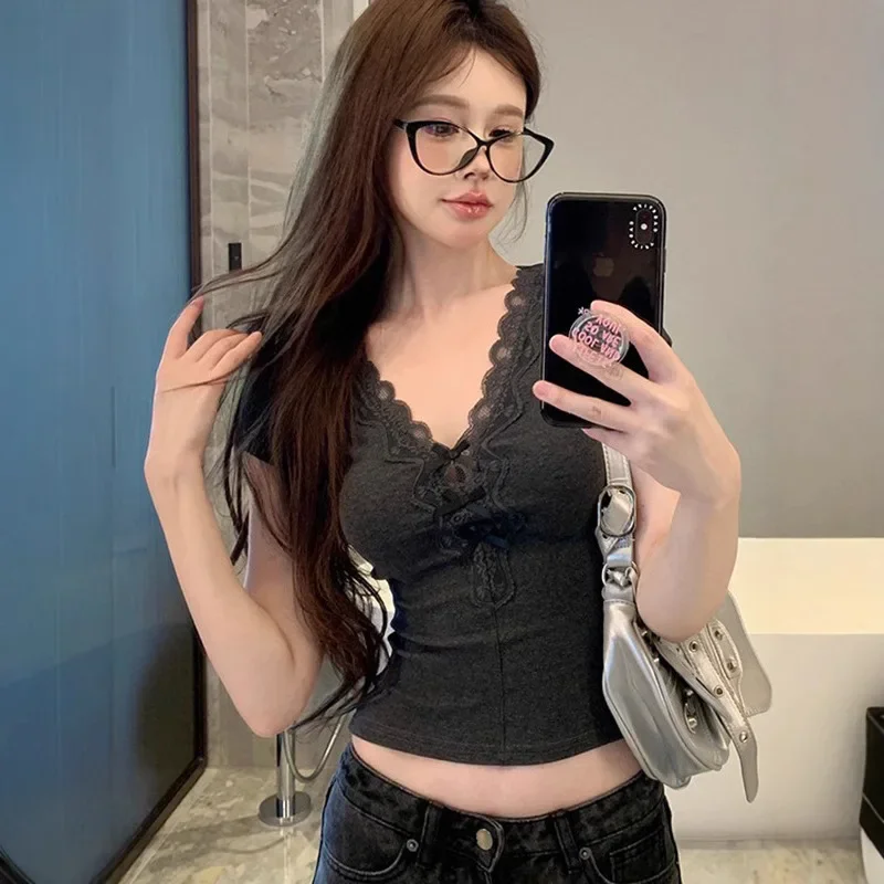 Come Scegliere la Maglietta Grigia Perfetta per L’estate: Guida Completa