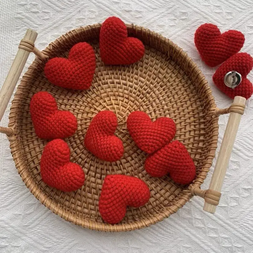 Internet celebrity finished brooch wool hand-woven souvenir love brooch hairpin red love crochet heart-shaped woman
