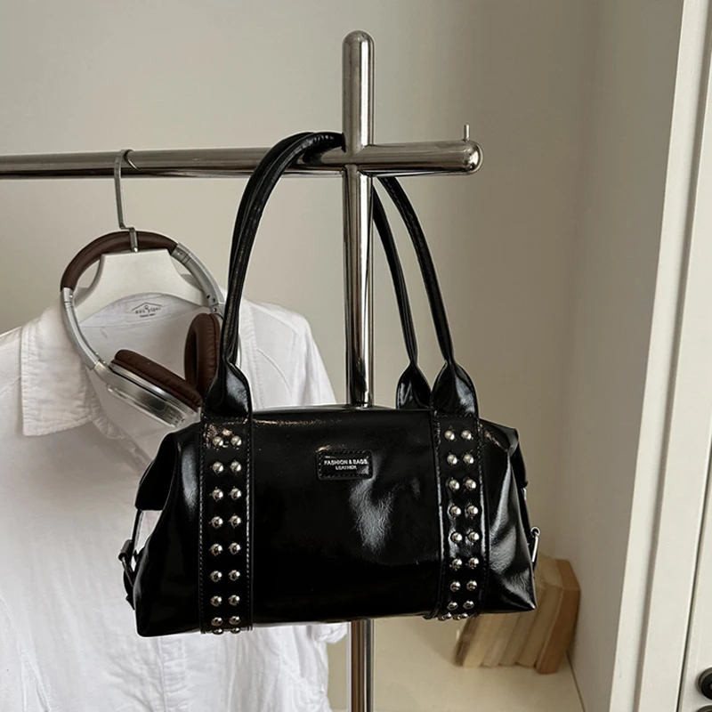 Metallnieten-Besetzte Boston-Handtasche, Stilvolle Damen-Umhängetasche mit Nieten-Dekor und Reißverschluss, Vintage Unterarmtasche, Große Kapazität Shopper-Tasche – Detail 12