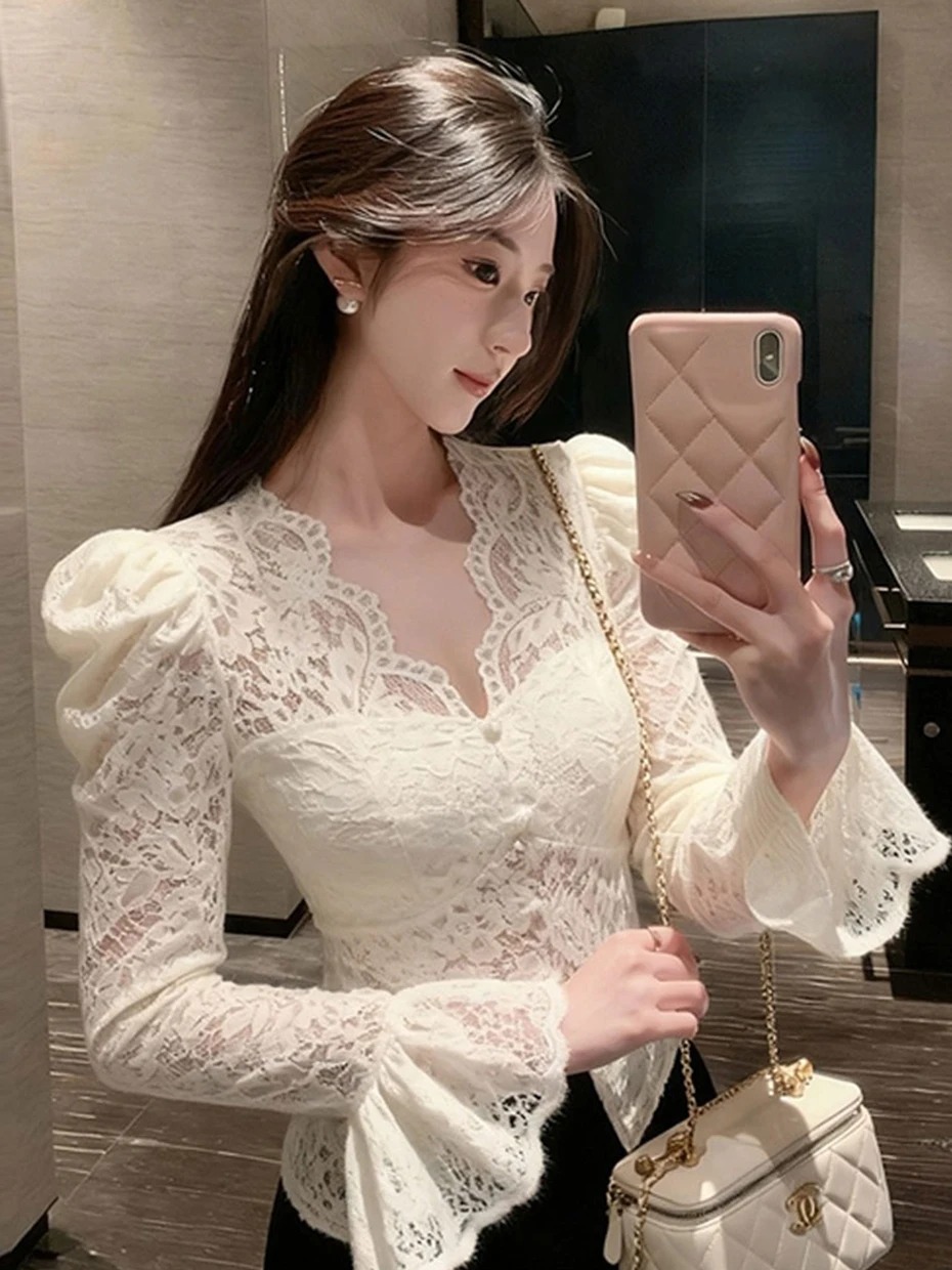

Уникальная красивая кружевная приталенная белая блузка: модный дизайн, весна 2026, омолаживающий корейский стиль, для офиса и повседневной носки