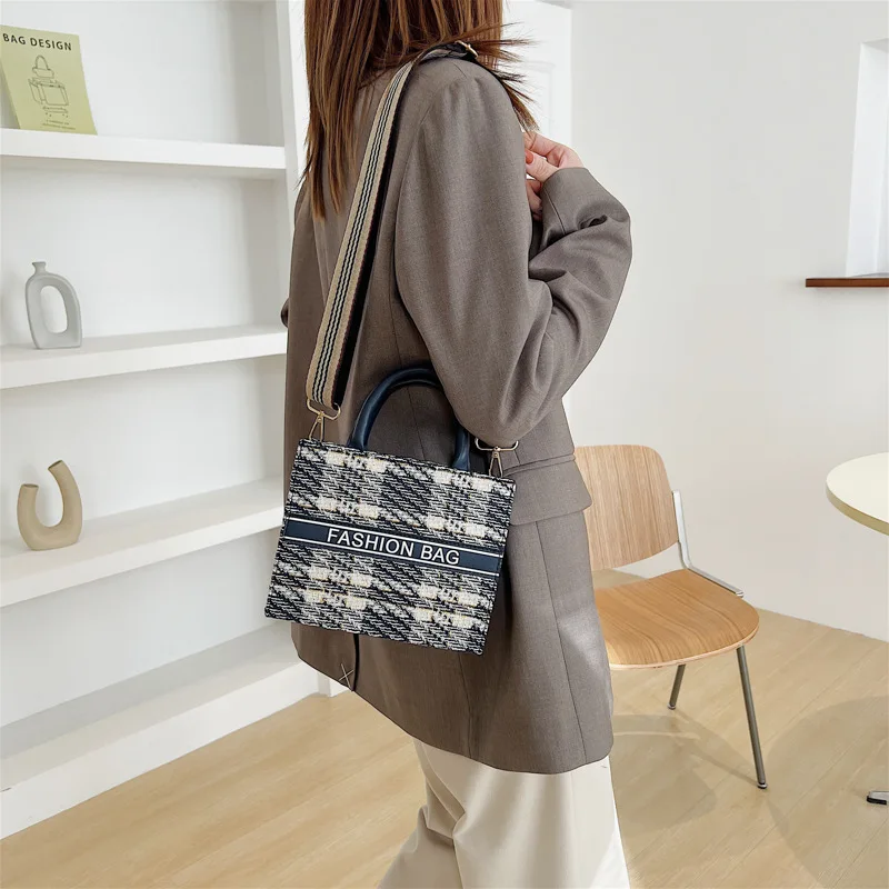 Large Capacity Lattice Simple Women Bags 2022 New Leisure Fashion Woven Portable Shoulder Tote Bag Elegant
