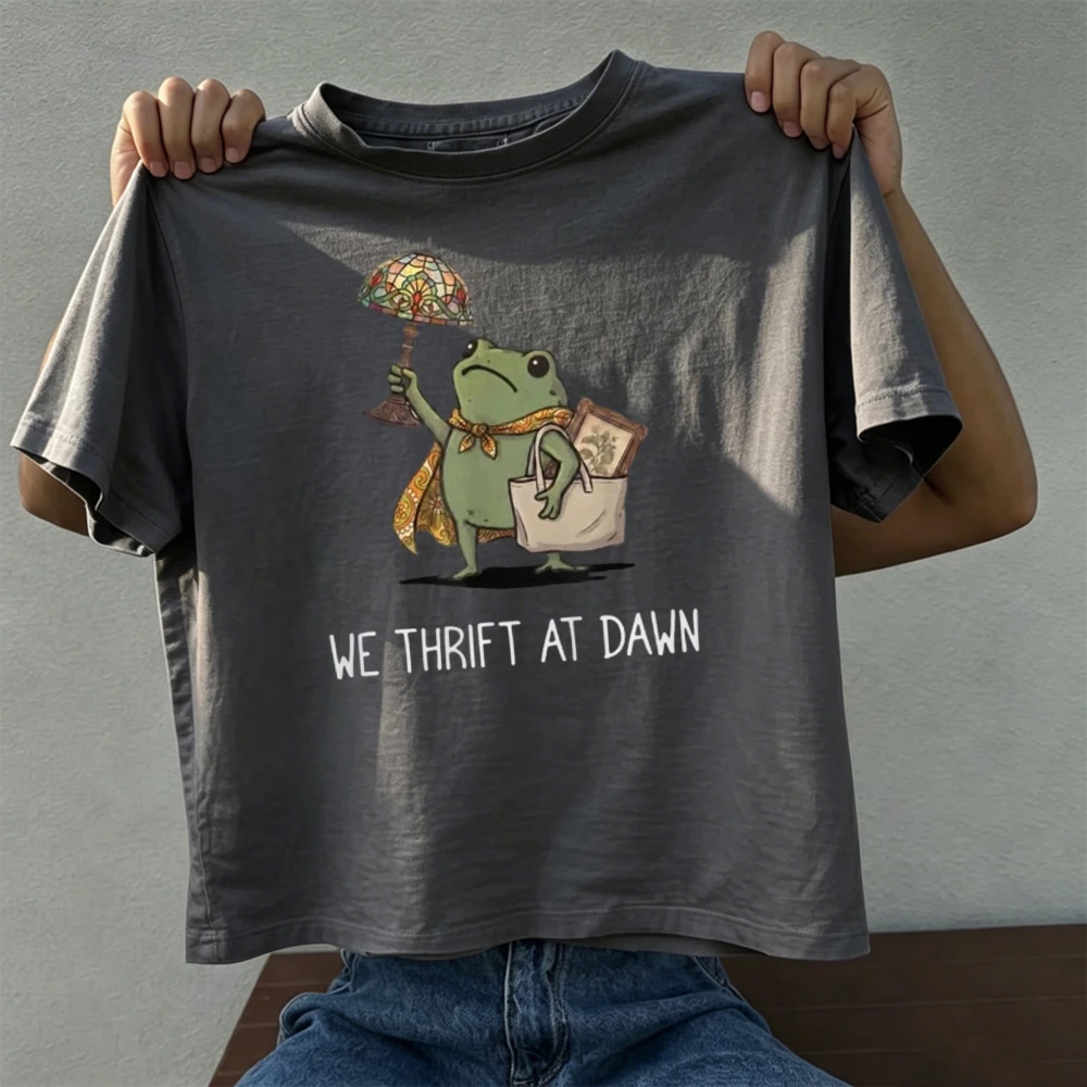 We Thrift At Dawn Cute Frog Vintage Lamp Summer Men Cotton T-Shirt Cartoon Frog Thrift Lover Funny Casual Short Sleeve Blouse