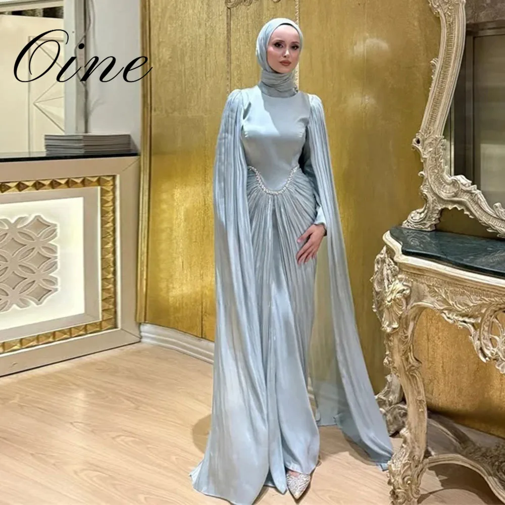 Oine 2026 Abendkleider aus bescheidenem Seidensatin, lange Cape-Ärmel, hoher Kragen, muslimische Ballkleider, luxuriöse Dubai-Abschlussballkleider, individuell gestaltet
