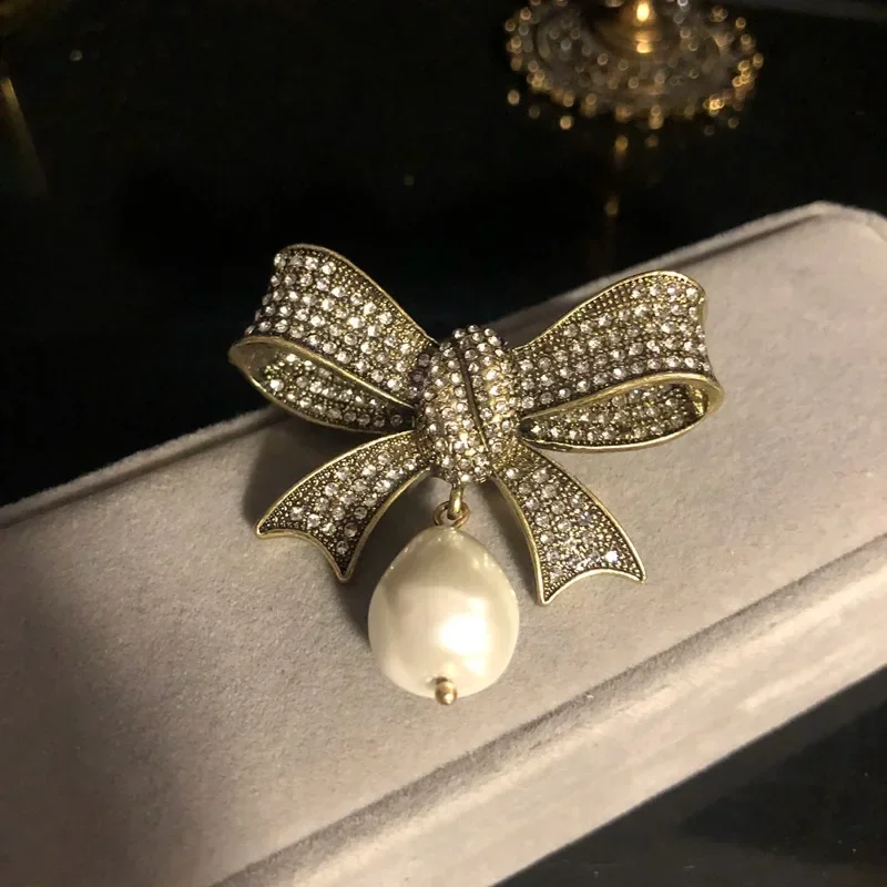 بروش مجوهرات من تشينغداو مصنوع من الذهب القديم مع مجموعة بروش كلاسيكية من الأحجار الكريمة وقطرات الماء وقلادة من اللؤلؤ ودبوس امرأة