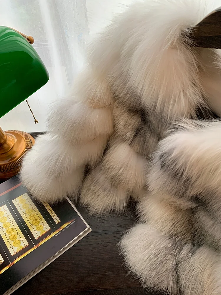 Biały futrzany płaszcz damski, designerski, naturalne futro, odzież wierzchnia, dojazdy do pracy, zapinany na zamek, długi płaszcz.