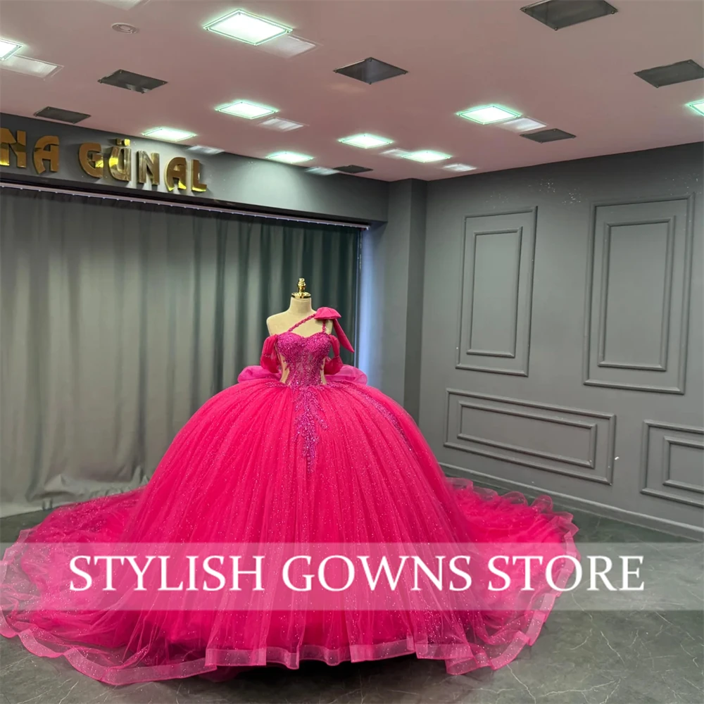 Suknia balowa Quinceañera w kolorze fuksji dla 15-latki, z kokardą, na jedno ramię, koronkowa, warstwowa, szyta na miarę, plus size.