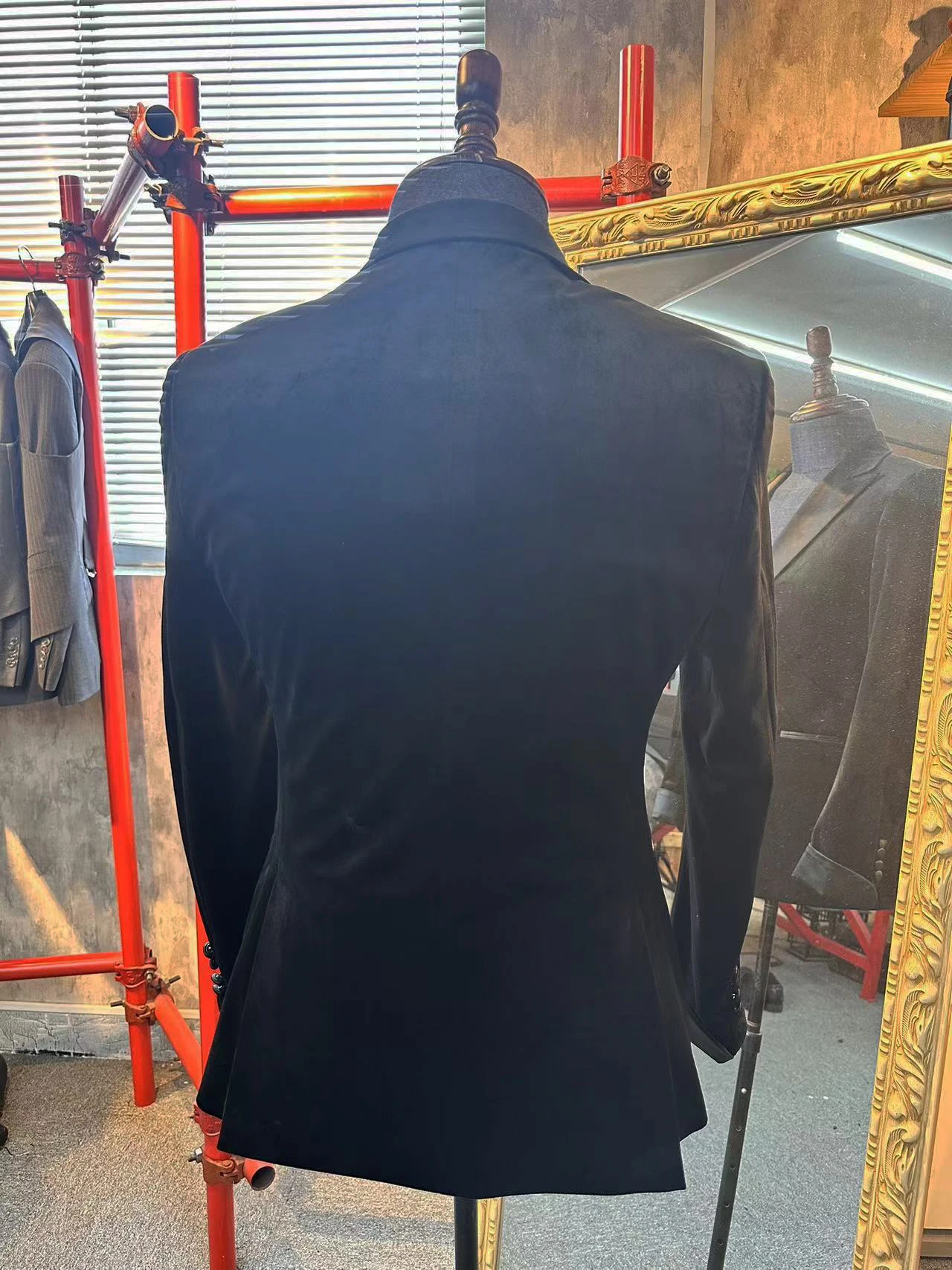 黒ベルベットメンズスーツセットコスチュームオムスリムフィットウェディンググルームタキシードジャケット+パンツサテンピークドラペルビジネスカジュアルスーツエレガント