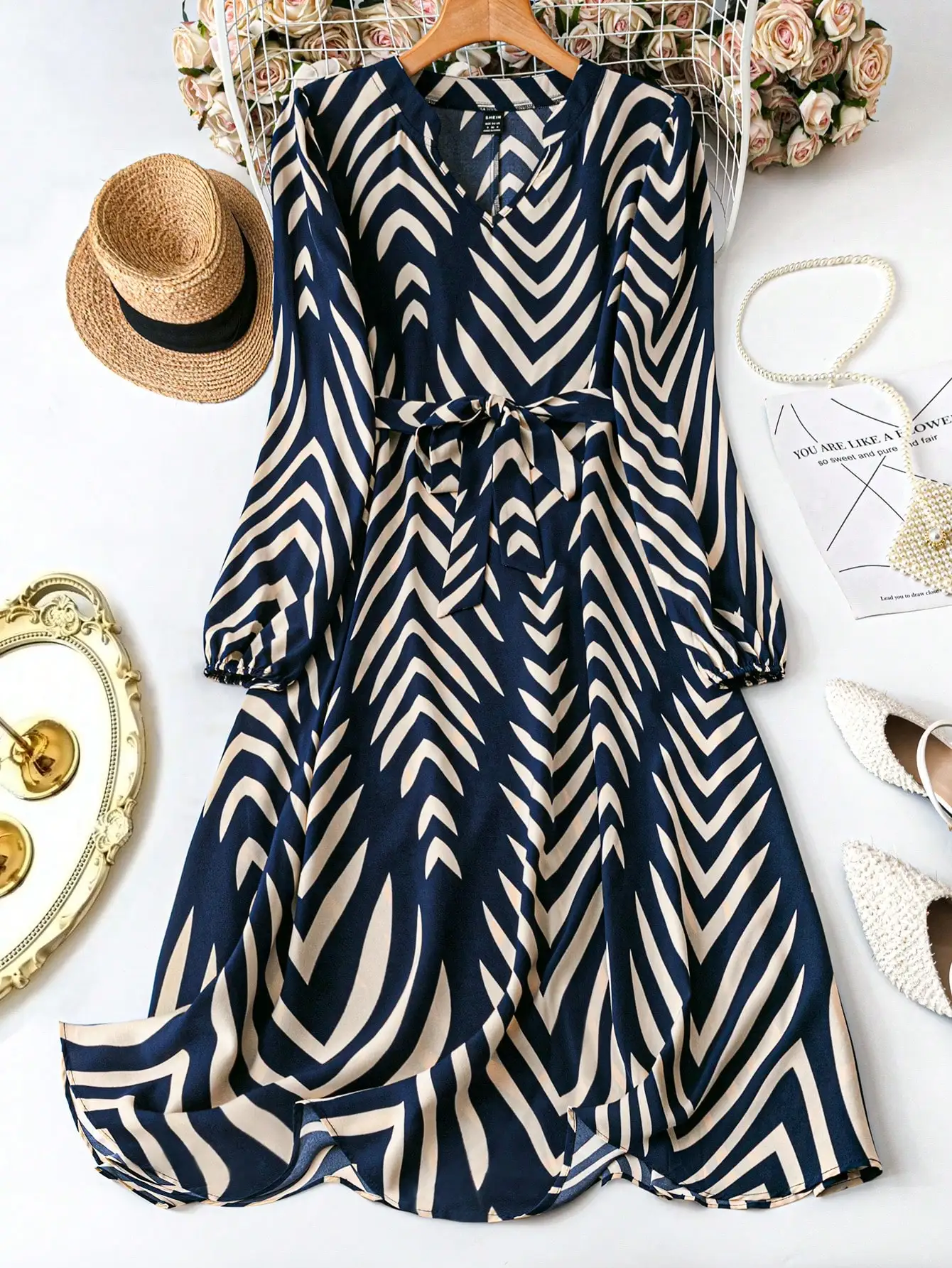 Vestido cruzado con cuello en V y estampado de chevron azul marino y crema con lazo en la cintura