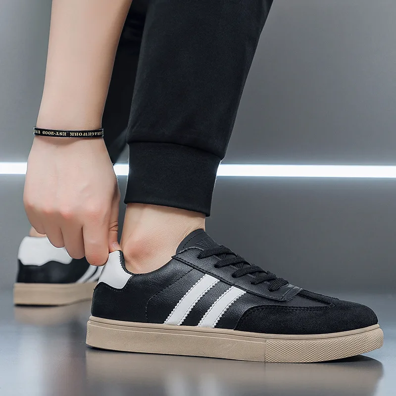 أحذية رياضية رجالية 2025 ربيع جديد فاخر بدون كعب مسطح مريح سهل الارتداء أحذية رياضية ناعمة خفيفة الوزن للاستخدام الخارجي للرجال