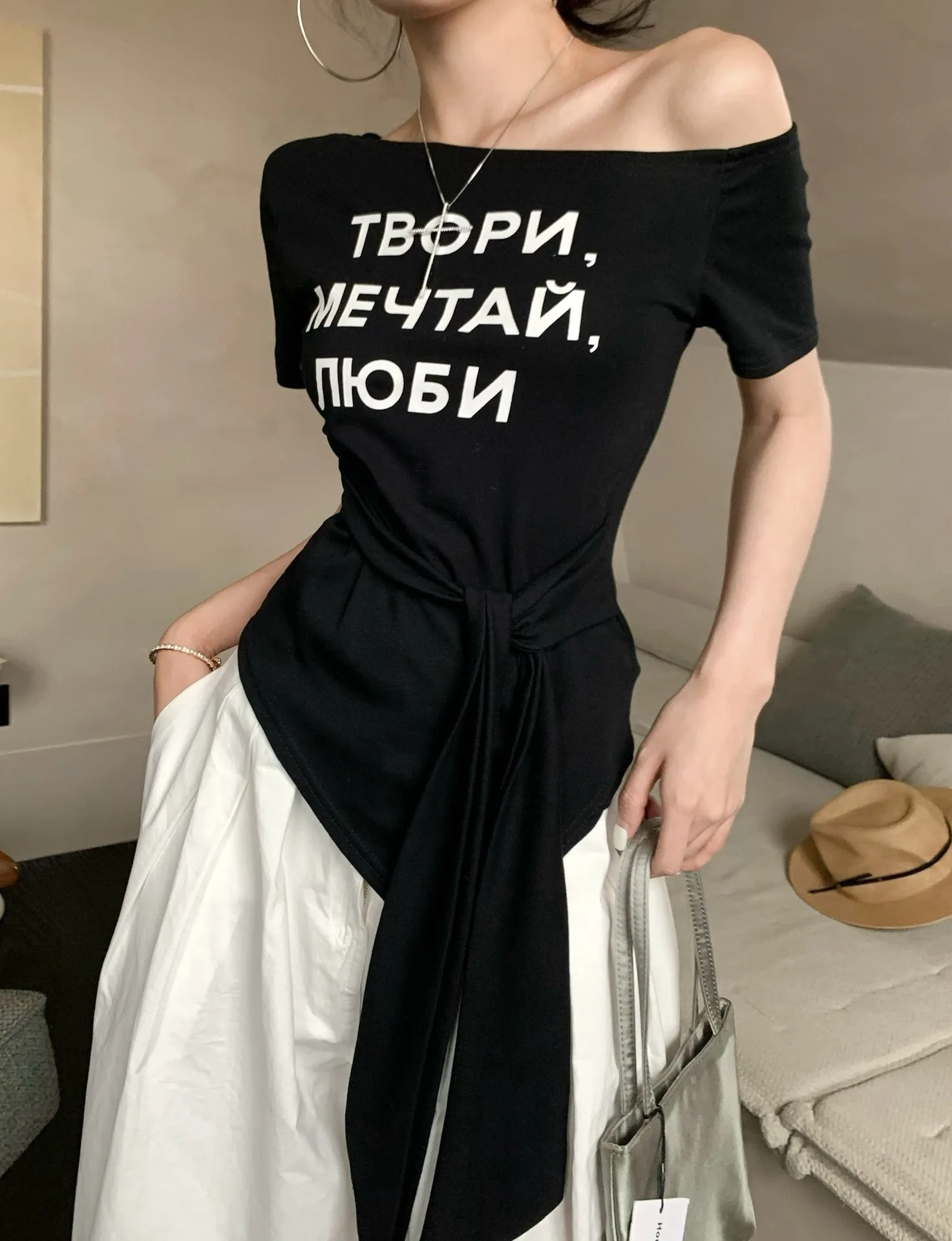 Damen Sommer T-Shirt mit Buchstaben-Print, One-Shoulder, Kurzarm, Slim-Fit Top, Mädchen Kurzes Studenten-Basisshirt, Lässiges T-Shirt für Frauen – Detail 28